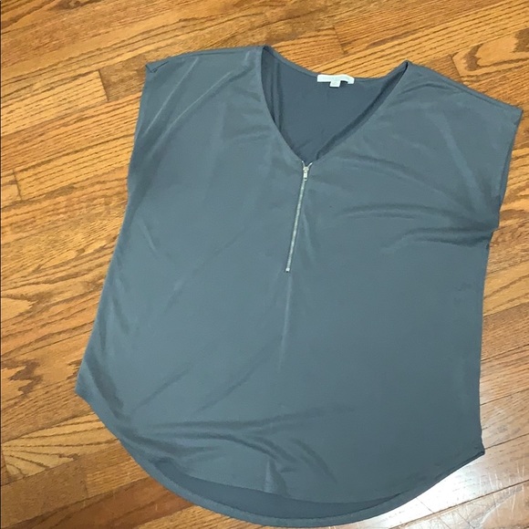 Green Envelope Tops - top with zipper detail in the front in size XL Green Envelope Tops - top with zipper detail in the front in size XL
